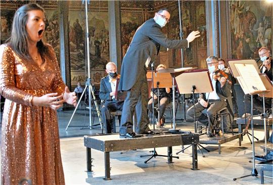 Robyn Allegra Parton (links) fesselt das Publikum mit ihrer Stimme, Dirigent Panagiotis Papadopoulos formt hingegen die Spiellaune des TfN-Orchesters.  Fotos: Dürich