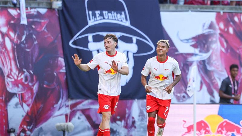 Rocco Reitz (l) traf gegen seinen Ex-Club.