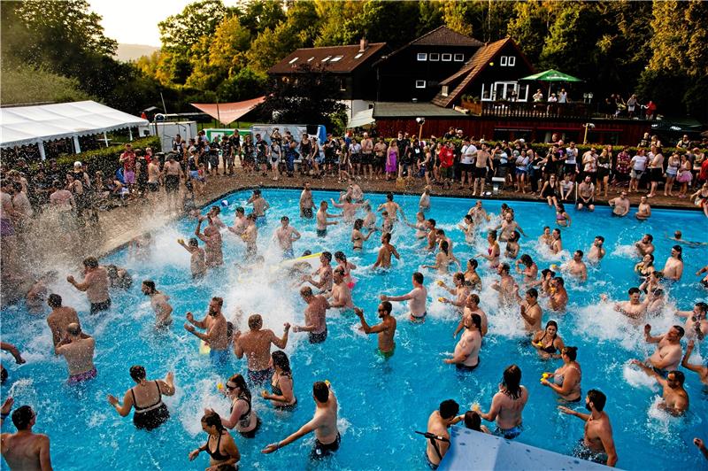 Rock am Beckenrand und im nassen Element im Jahr 2018 vor der Pandemie. Da wird schon mal in voller Montur ins kühle Nass gehüpft. Archivfoto: Merlin Schönfisch