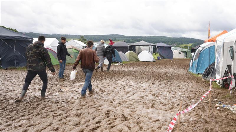 Rock am Ring: Camper waten nach Regen durch den Schlamm