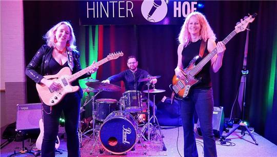 Rocken die Bühne im „Hinter-Hof“ (v.li.): Vanesa Harbek, Igor Prjahin und Jenny Conrad.