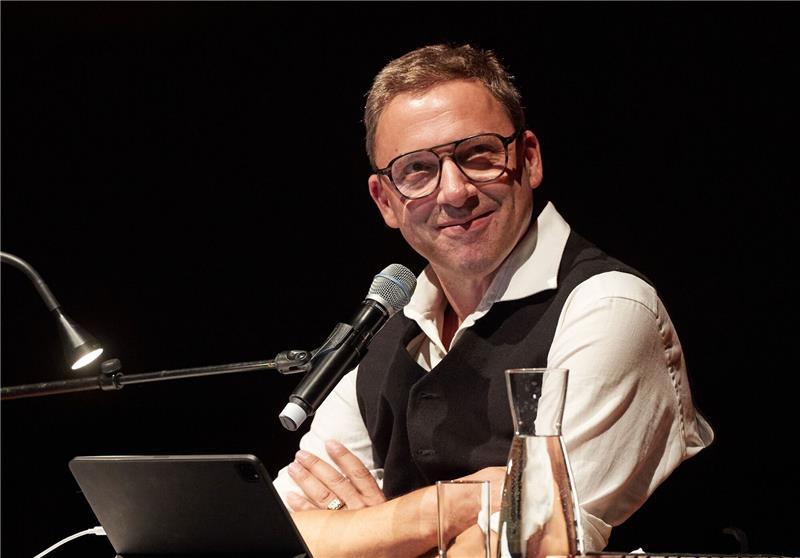Kunst, Leben und Abstürze: Rocko Schamoni redet mit Stars Rocko Schamonis Alter Ego trifft in dem Vierteiler Klaas Heufer-Umlauf, Joy Denalane, Linda Zervakis und Charly Hübner.