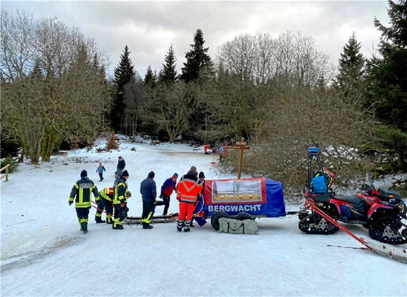Rodelfahrer auf Torfhaus verunglückt, Einsatzkräfte von Bergwacht und Feuerwehr am Rodelhang. Foto: GZ-Archiv