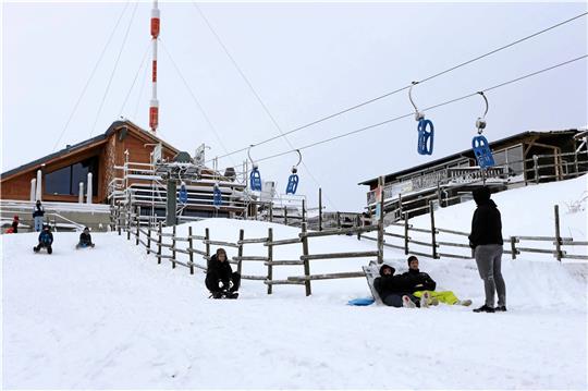 Rodeln ist in Torfhaus schon möglich. Am Wochenende soll auch der Skilift in Betrieb gehen. Foto: Neuendorf