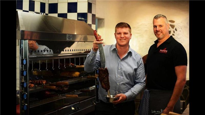 Rodizio-Chef Frederick Schäfer (links) in der Frankfurter Filiale mit seinem Mitarbeiter Michael Wehrmann. 