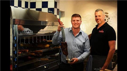 Rodizio-Chef Frederick Schäfer (links) in der Frankfurter Filiale mit seinem Mitarbeiter Michael Wehrmann. 