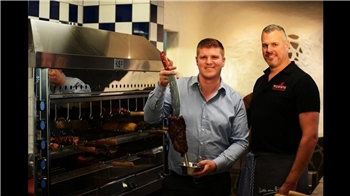 Rodizio-Chef Frederick Schäfer (links) in der Frankfurter Filiale mit seinem Mitarbeiter Michael Wehrmann. 