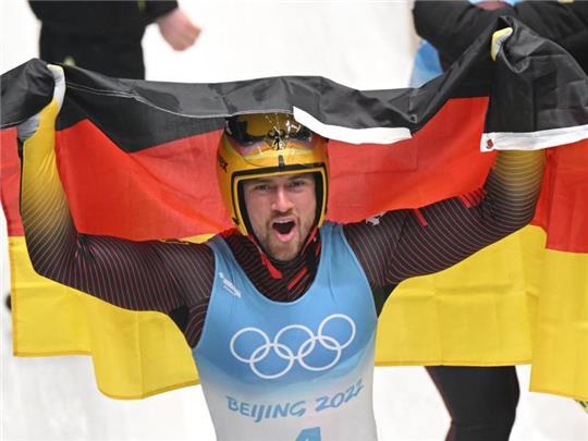 Rodler Johannes Ludwig feiert den Olympiasieg. Foto: Robert Michael/dpa-Zentralbild/dpa