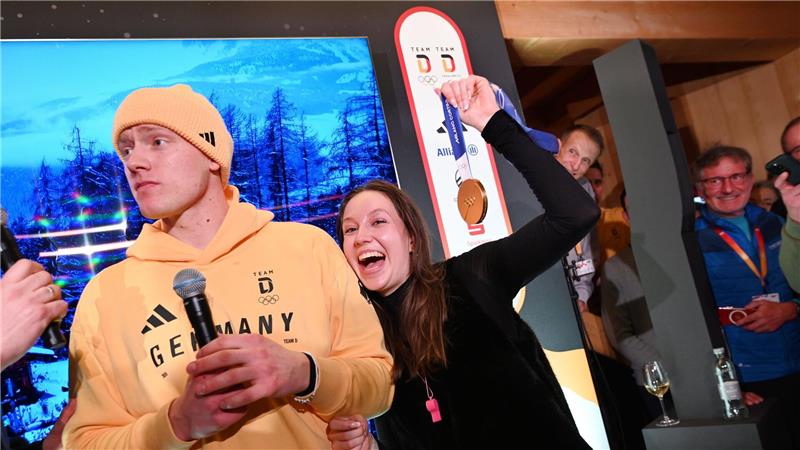 Rodler Max Langenhan steht mit seiner Freundin Susi auf der Bühne und singt das Thüringenlied mit seinen Fans.