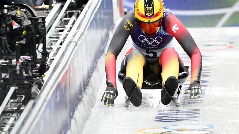 Rodlerin Merle Fräbel liegt nach zwei Läufen auf dem zweiten Platz.