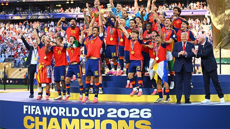 Rodri hält bei der Siegerehrung die WM-Trophäe in die Höhe.
