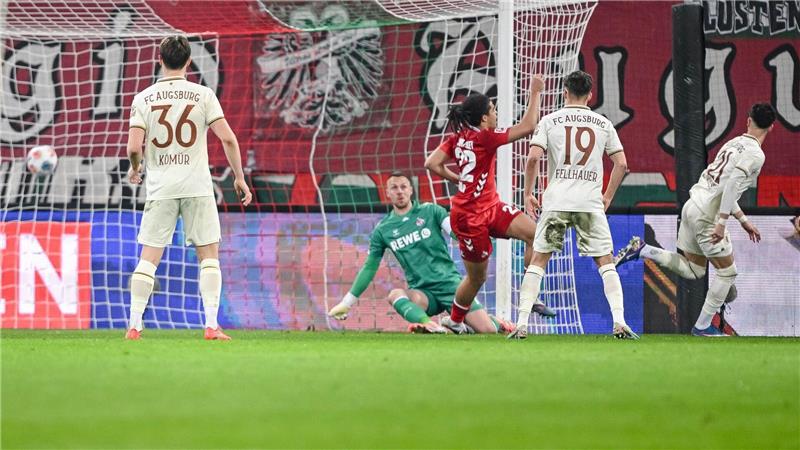 Rodrigo Ribeiro (r) erzielt die Augsburger Führung.