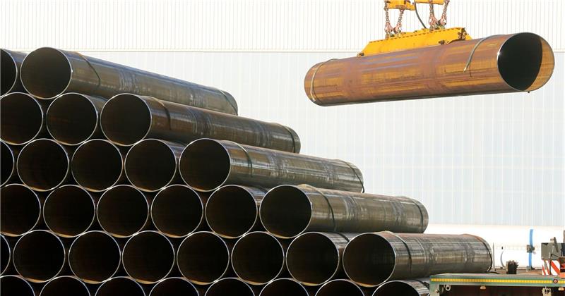 Röhren der Salzgitter Mannesmann Röhrenwerke werden in Mülheim (Nordrhein-Westfalen) sortiert. (Archiv)