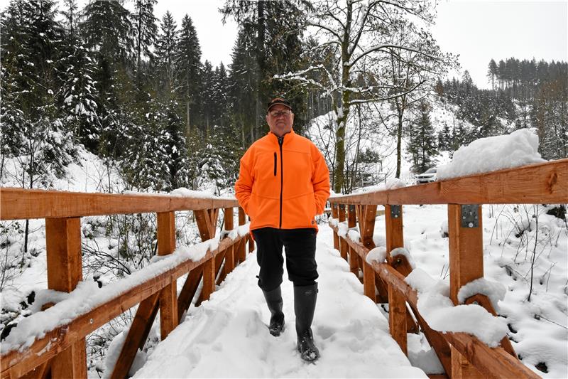 Rötlich schimmert das neue Geländerholz: Johannes Niitväli hat mit Helfern vom Harzklub Wildemann eine neue Brücke gebaut. Foto: Berg