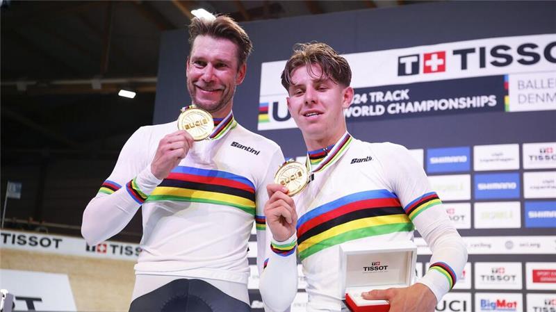Roger Kluge (l) und Tim Torn Teutenberg feiern Gold bei der Bahnrad-WM.