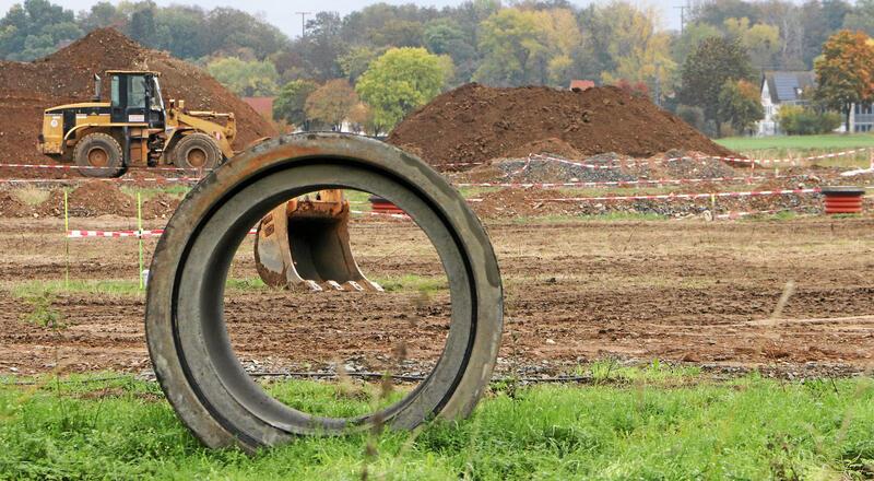 Wann können Häuslebauer in Schladens neuem Baugebiet loslegen? Rohre, Baumaschinen, Erdhügel, rot-weißes Absperrband: Im Osten von Schladen entsteht ein neues Baugebiet, die Erschließung läuft.
