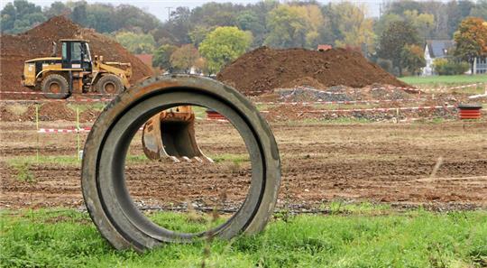 Rohre, Baumaschinen, Erdhügel, rot-weißes Absperrband: Im Osten von Schladen entsteht ein neues Baugebiet, die Erschließung läuft.