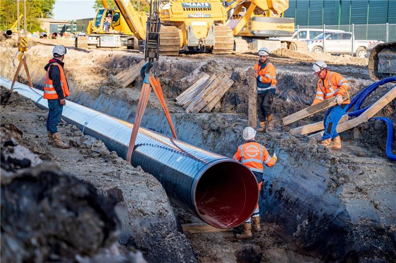 Europäischer Gaspreis auf tiefstem Stand seit Juli Rohre für eine Anbindungsleitung ans deutsche Gasnetz werden verlegt: Nach Angaben der Bundesnetzagentur sparte Deutschland Ende 2023 viel Gas.