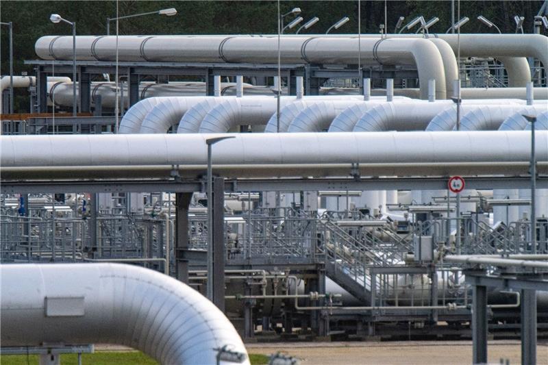 Rohrsysteme und Absperrvorrichtungen in der Gasempfangsstation der Ostseepipeline Nord Stream 2 und der Übernahmestation der Ferngasleitung Eugal.
