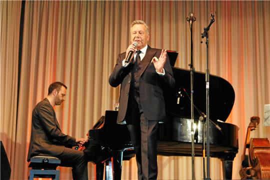 Roland Kaiser live in Hahnenklee: Mit zwei Liedern bedankt sich der Schlagerstar für den Paul-Lincke-Ring. Heute spielt er vor tausenden Fans in Goslar. Foto: Epping