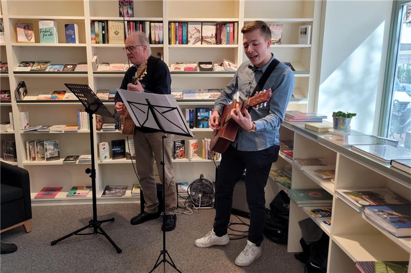 Bad Harzburgs Innenstadt hat wieder eine Buchhandlung Rolf Köhlert (links) und Luca Weber sorgen mit Gitarre und Gesang für die musikalische Untermalung. Fotos (3): Exner