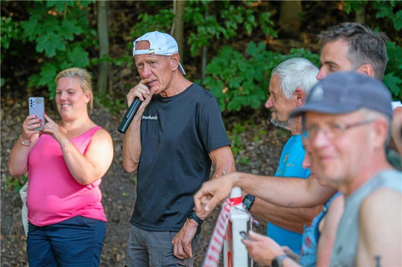 Mit der Eintracht ist es in Wolfshagen vorbei Rolf Nolte, hier beim 20. und letzten Sommernachtslauf am Mikrofon, hat den TSV Wolfshagen lange im Gespräch gehalten. Jetzt steigt das Gründungsmitglied der Leichtathletikabteilung aus und gründet einen eigenen Verein. Foto: Drechsler