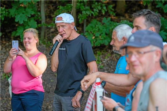 Rolf Nolte, hier beim 20. und letzten Sommernachtslauf am Mikrofon, hat den TSV Wolfshagen lange im Gespräch gehalten. Jetzt steigt das Gründungsmitglied der Leichtathletikabteilung aus und gründet einen eigenen Verein. Foto: Drechsler