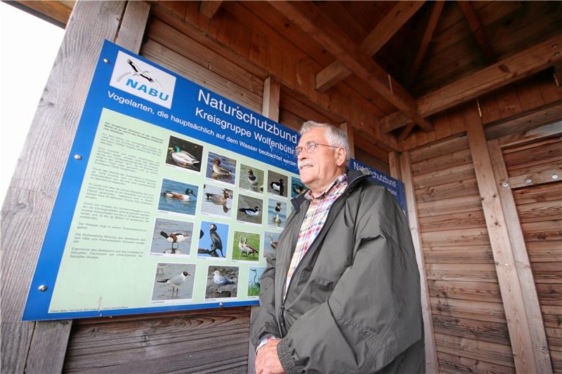 Rolf Reichelt blickt aufs Wasser und hält Ausschau nach seltenen Vögeln.