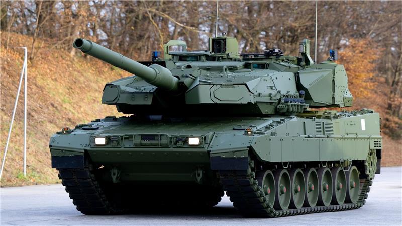Knapp 200 neue Leopard-Panzer für die Bundeswehr Roll-Out Leopard 2A8 und Panzerhaubitze 2000