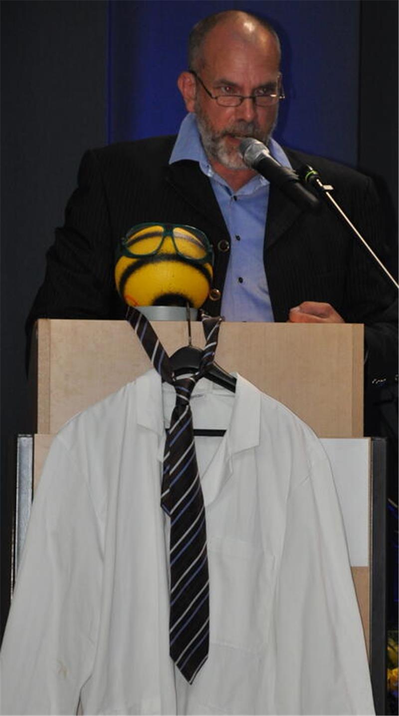 Goslarer CvD-Gymnasium entlässt seinen Premieren-Jahrgang Rollenspiele: CvD-Vize Holger Ritzke würzt die Lehrerrede mit trockenem Humor.