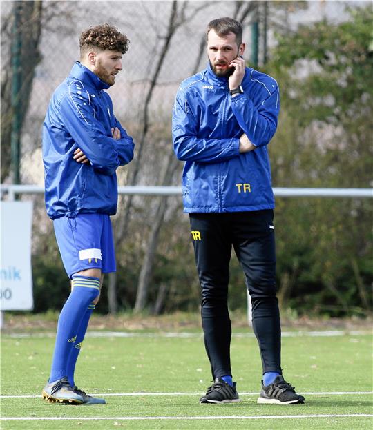 Rollenwechsel: Amed Altekin (li.) übernimmt das Traineramt beim VfL Oker, der bisheriger Amtsinhaber Dennis Zellmer arbeitet künftig aus zeitlichen Gründen nur noch im Hintergrund. Foto: Epping
