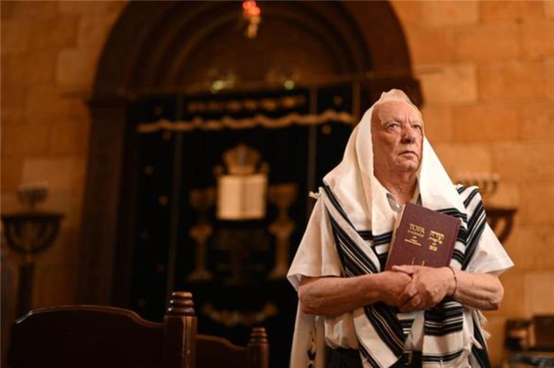 Die Angst der Juden in Odessa Roman Shbartcman betet in der Chavad-Synagoge in Odessa – mit Gebetsschal (Tallit) und Gebetsbuch. Foto: Reto Klar/Funke FS