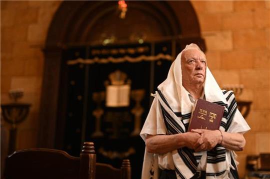 Roman Shbartcman betet in der Chavad-Synagoge in Odessa – mit Gebetsschal (Tallit) und Gebetsbuch. Foto: Reto Klar/Funke FS