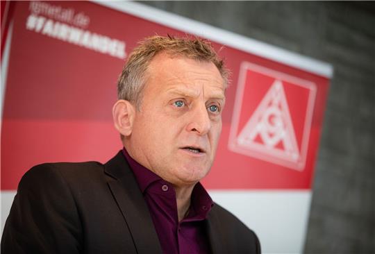 Roman Zitzelsberger, Bezirksleiter und Verhandlungsführer der IG Metall Baden-Württemberg, gibt vor Beginn den Tarifverhandlungen der Metall- und Elektroindustrie ein Pressestatement.