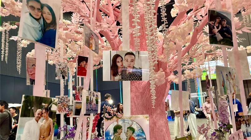 Romantische Deko: An einem rosa Liebesbaum waren Fotos queerer Paare zu sehen. 