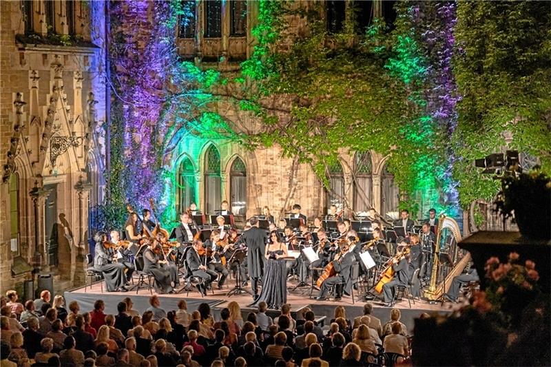 Wernigerode lädt zu Schlossfestspielen ein Romantisches Ambiente für Konzerte auf professionell hohem Niveau: Die Wernigeröder Schlossfestspiele bieten in diesem Sommer wieder ganz verschiedene Konzerte für Einheimische und Touristen. Foto: Weber