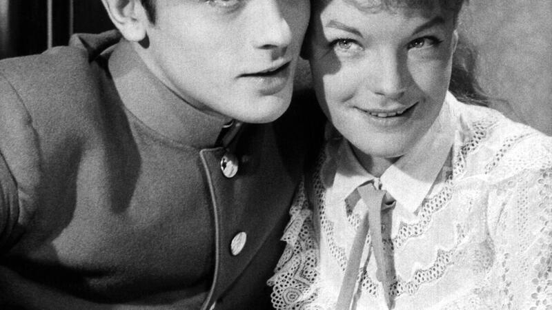 Romy Schneider wählte Delon für eine Filmrolle aus.