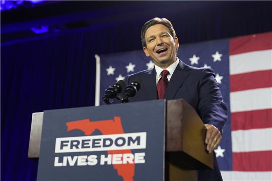 Ron DeSantis, der amtierende republikanische Gouverneur von Florida, spricht auf einer Wahlparty zu seinen Anhängern, nachdem er das Rennen um seine Wiederwahl gewonnen hat. Foto: Rebecca Blackwell/dpa/AP