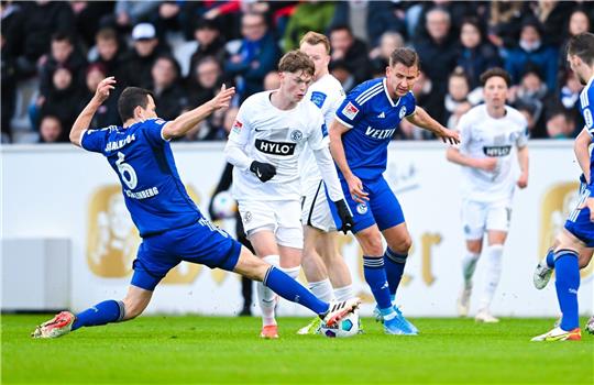 Ron Schallenberg (l) und die Schalker kamen nicht über ein 1:1 beim Aufsteiger SV Elversberg hinaus.