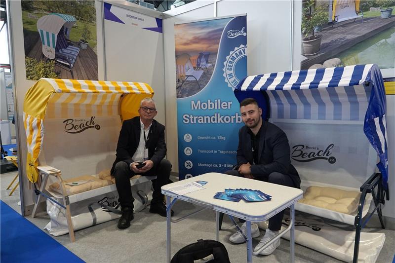 Genfer Erfindersalon: Mobiler Strandkorb und andere Ideen Ronald (l) und Robin Brockmann präsentieren in Genf ihre mobilen Strandkörbe.