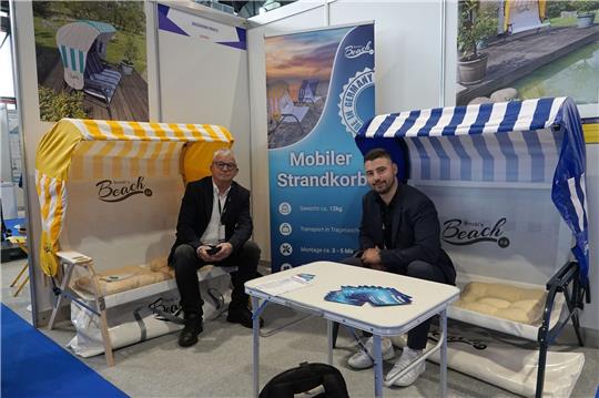 Ronald (l) und Robin Brockmann präsentieren in Genf ihre mobilen Strandkörbe.