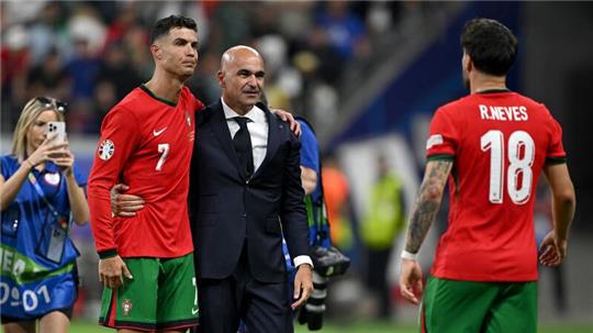 Ronaldo musste nach seinem verschossenen Elfmeter getröstet werden.