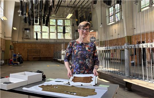 Ronja Mücke präsentiert die ausgegrabenen Fundstücke aus dem alten Lager am Rammelsberg.