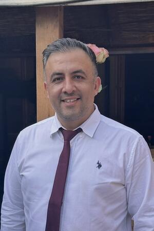 Ein Mann schaut in die Kamera.