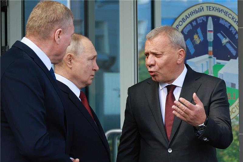 Russland erwägt Atomkraftwerk auf dem Mond Roscosmos-Chef Juri Borissow (r) und Russlands Präsident Wladimir Putin (M).