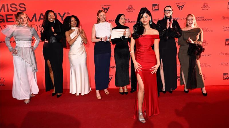Rose Mondy mit weiteren Finalistinnen der „Miss Germany Awards“. 