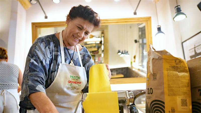 Leben wie Oma in Italien - Was sagt eine „Nonna“ zum Trend? Rosella Mercuri zeigt bei einem Kochkurs, wie man Nudeln macht.