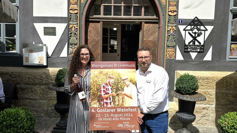 Deutscher Rebensaft, Hüttenbraten und viel Live-Musik Rosemarie Prien und Reservierungsleiter Alexander Hecht freuen sich auf ihr Weinfest.
