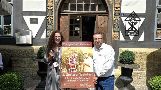 Rosemarie Prien und Reservierungsleiter Alexander Hecht freuen sich auf ihr Weinfest.
