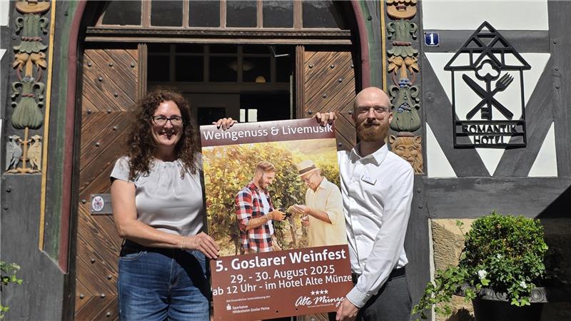 Rosemarie Prien und Verkaufs- und Marketingleiter Yannick Hellmich freuen sich auf das Weinfest im Münzgarten.